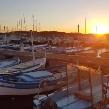 아파트 Bel Sur Le Port Du Brusc Avec Sa Place De Parking Privative. 식스포즈레스플라지스